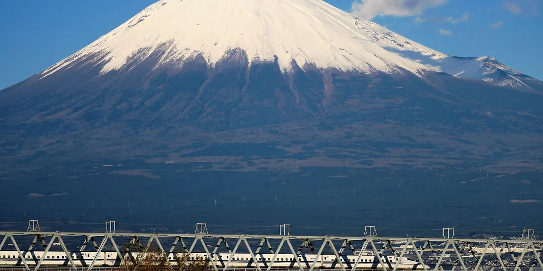 Un shinkansen passant au pied du mont Fuji