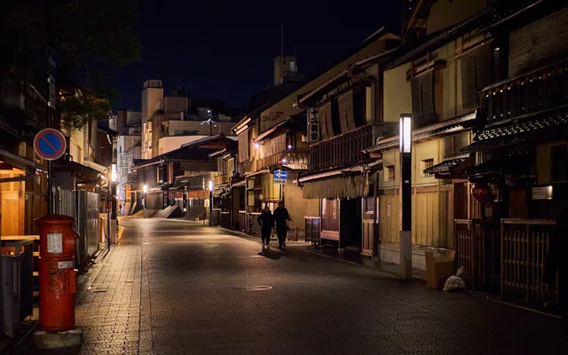 Une rue traditionnelle du quartier de Gion à Kyoto, la nuit, avec ses maisons en bois