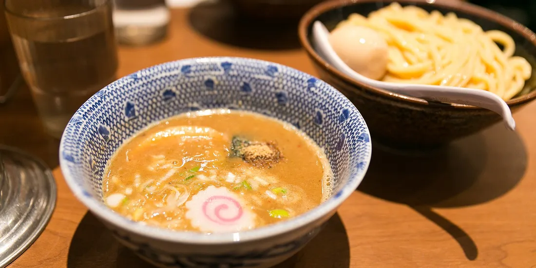 Un bol de tsukemen, des nouilles froides à tremper dans un bouillon chaud, dans un restaurant de Tokyo