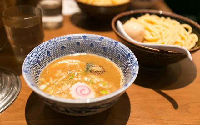 Un bol de tsukemen, des nouilles froides à tremper dans un bouillon chaud, dans un restaurant de Tokyo