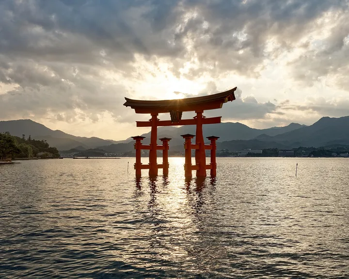 Le grand torii d’Itsukushima dans la mer, à Miyajima