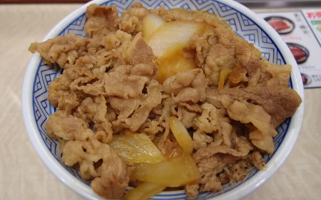 Un bol de gyudon, du riz garni de bœuf mijoté, dans un restaurant Yoshinoya à Tokyo