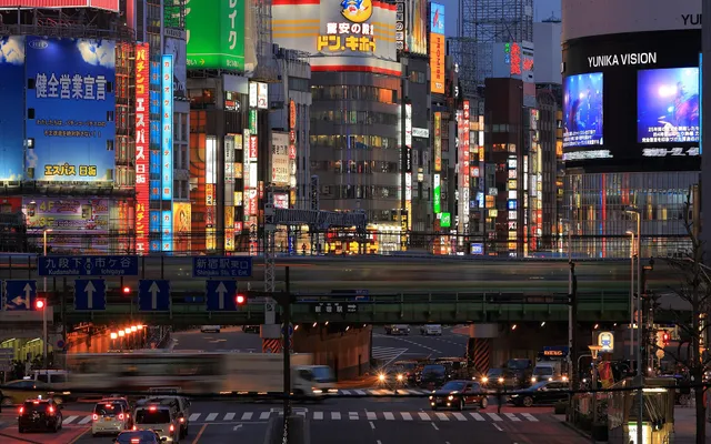 Les enseignes lumineuses de Shinjuku à la tombée de la nuit
