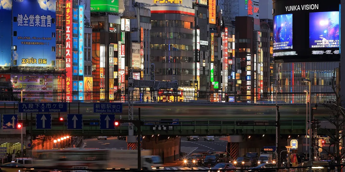 Les enseignes lumineuses de Shinjuku à la tombée de la nuit