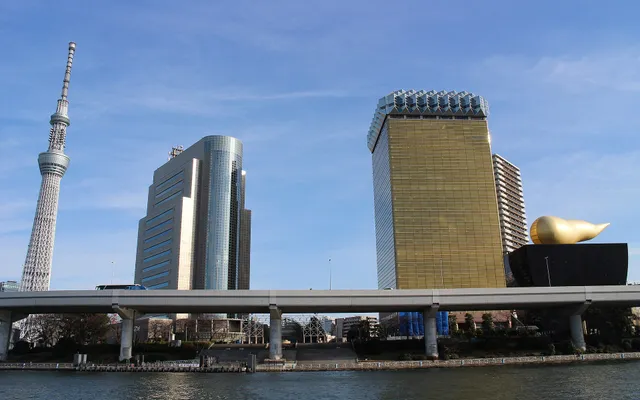 La tour Tokyo Skytree et les immeubles d’Asahi au bord de la rivière Sumida, à Tokyo